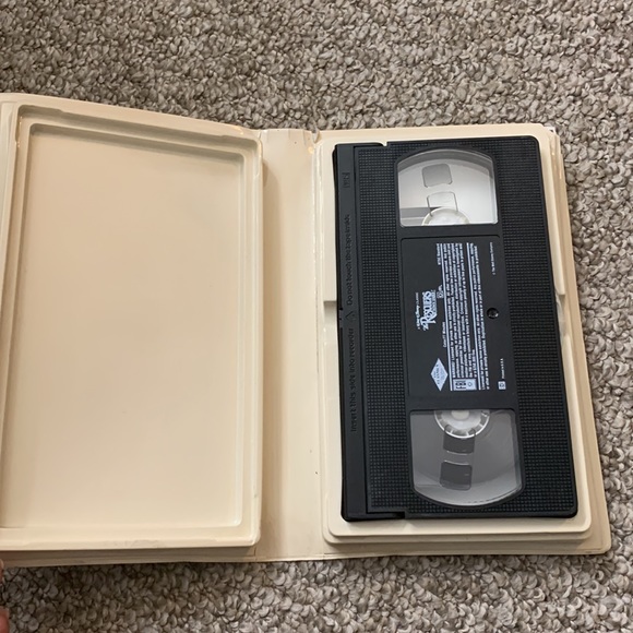 Walt Disney classic ‘The Rescuers down under’ Black Diamond Edition VHS - Picture 6 of 7